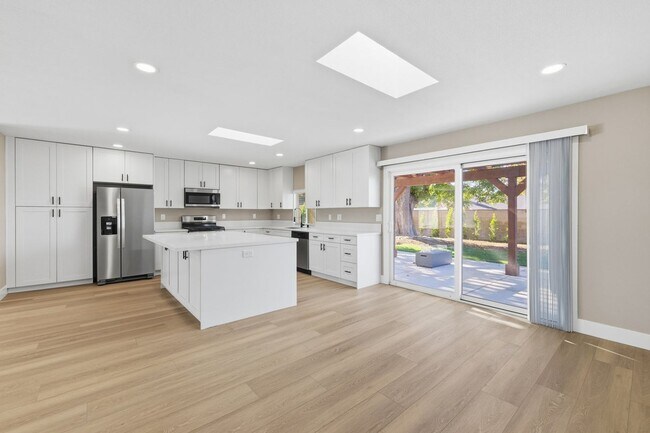 Building Photo - Donner