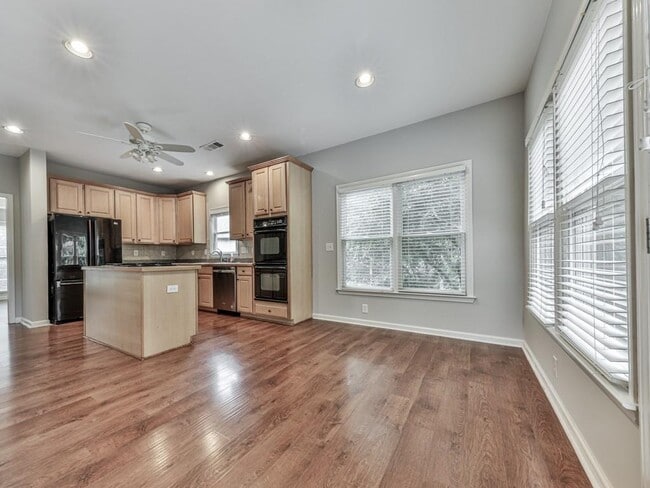 Building Photo - 408 Sixes Dr