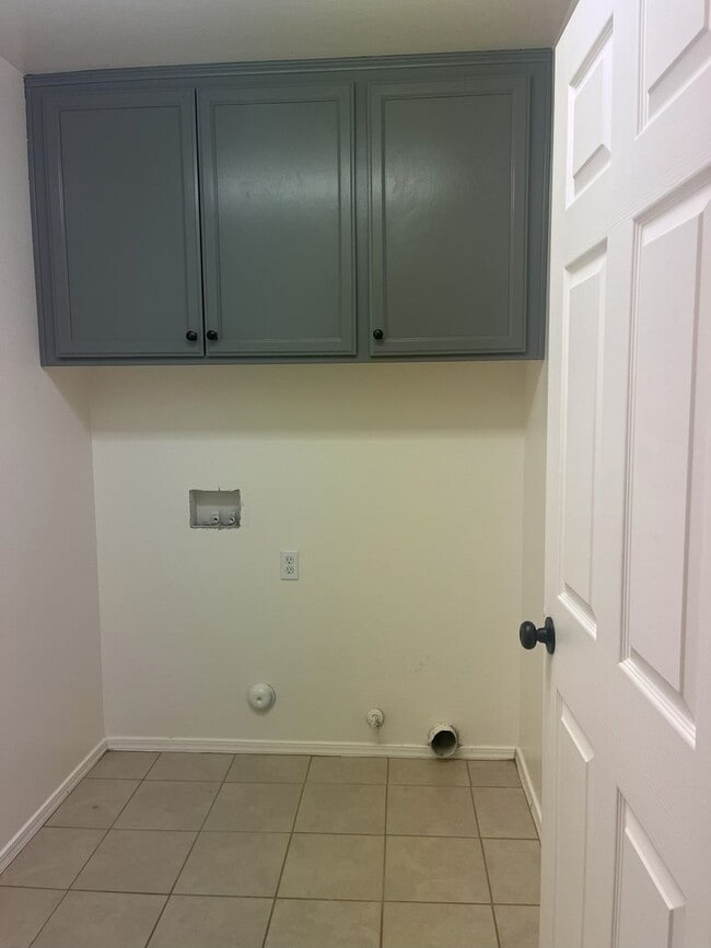 Building Photo - Spacious 4 Bedroom, 2 Bathroom Home | Avai...