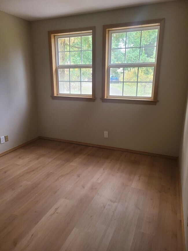 Building Photo - Spacious In-Town Home Near the High School