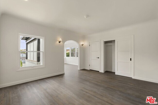 Building Photo - 428 S Bedford Dr