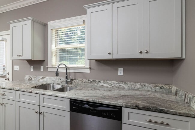 Building Photo - 530 Fifer Cir