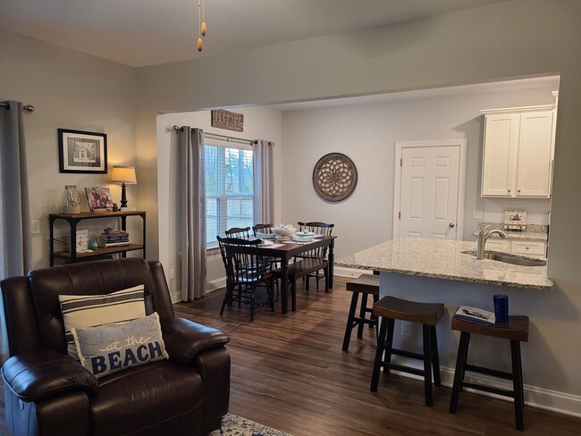 Building Photo - 4 Bed, 2.5 Bath located in Mimosa Bay Comm...