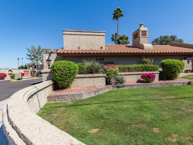 Building Photo - Discover Scottsdale Living at Its Finest!