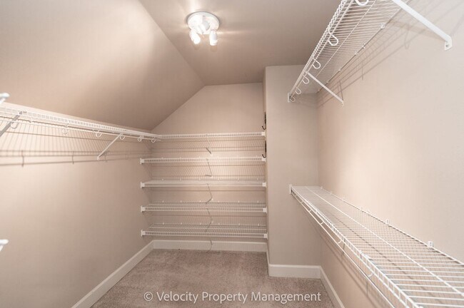 Building Photo - Beautiful NW Bend Home!