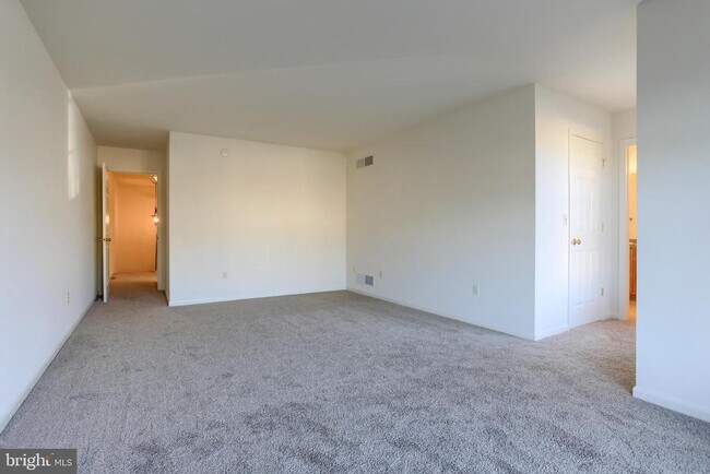 Building Photo - 712 Creekside Dr