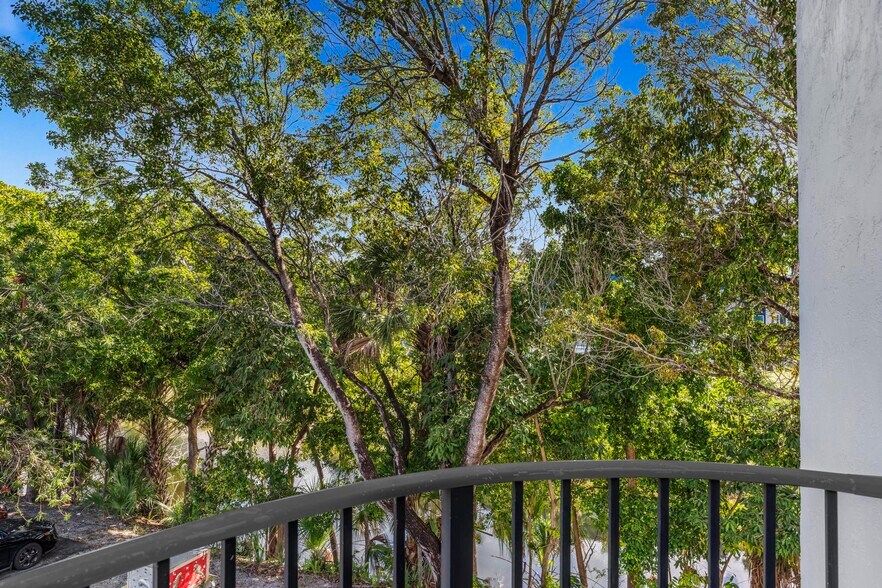 Building Photo - 2701 Riverside Dr