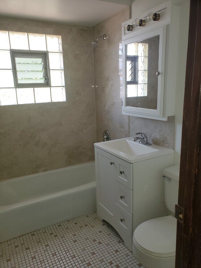 Building Photo - 15290 El Cameno Ter