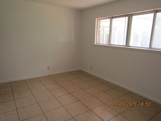 Building Photo - Very nice spacious home! No Carpet! Pet Fr...