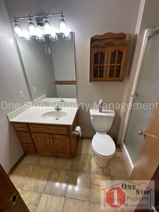 Building Photo - Spacious 3 Bed, 3 Bath Home in Raymore wit...