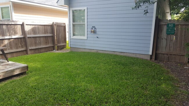 Building Photo - Adorable 2 Bed 1 Bath Home