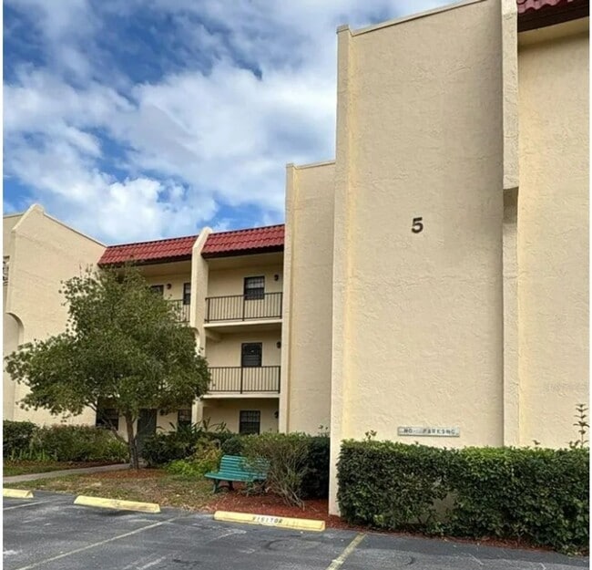 Building Photo - 2 Bedroom Condo in Gated ISLAND HOUSE