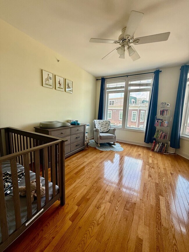 Building Photo - Spacious Townhouse Steps from Tarrytown Wa...
