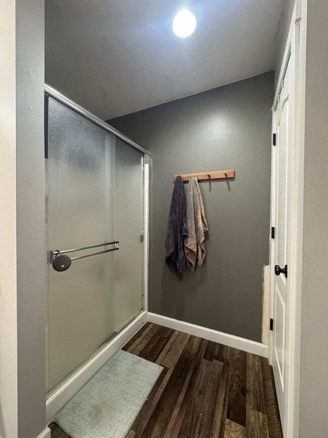 Building Photo - HUGE PET FRIENDLY Rental