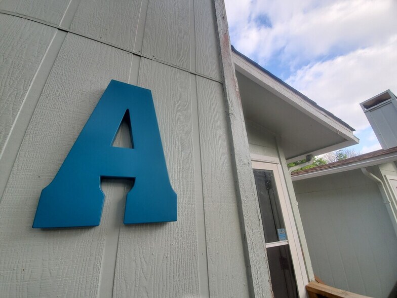 Building Photo - 2501 Parker Ln