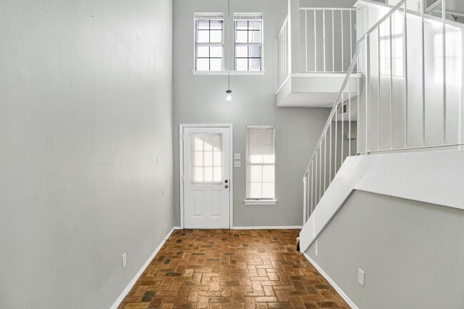 Building Photo - 5900 Grelot Rd