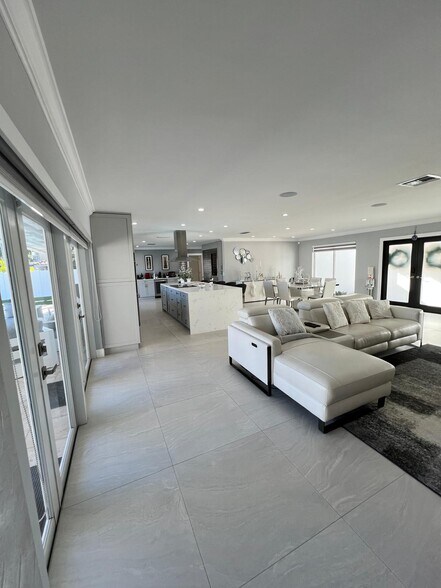 Building Photo - 5510 Bayview Dr