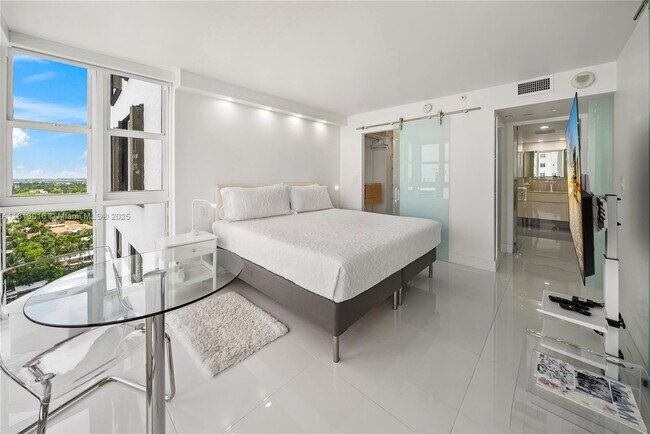 Building Photo - 2555 Collins Ave
