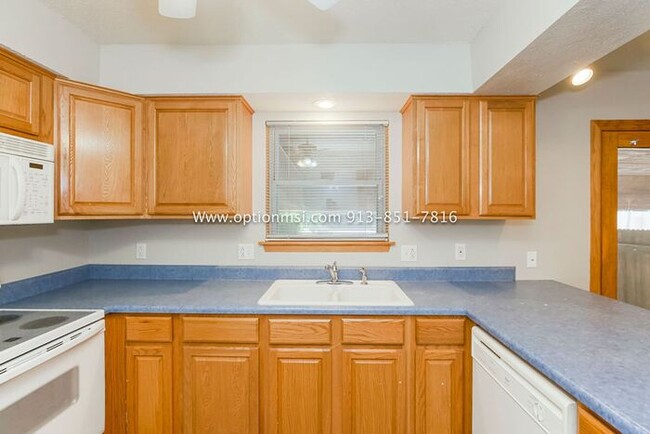 Building Photo - Towers 120- Spacious towhnhome!