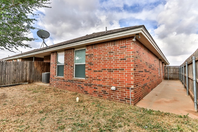 Building Photo - 3 Bedroom, 3 Bath, 2 Car Garage Duplex.