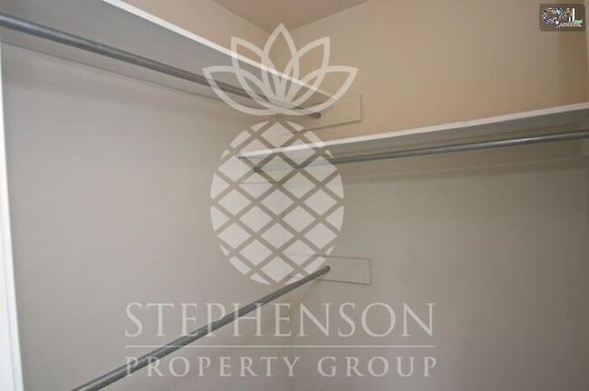 Building Photo - college students welcome