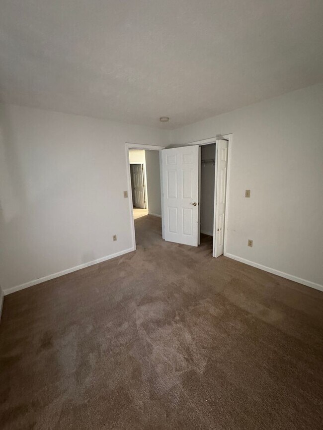 Building Photo - Single level duplex