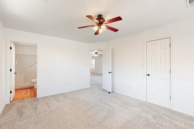 Building Photo - 699 Lakeview Cir SE