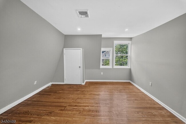Building Photo - 467-469 Summer Avenue Unit 3