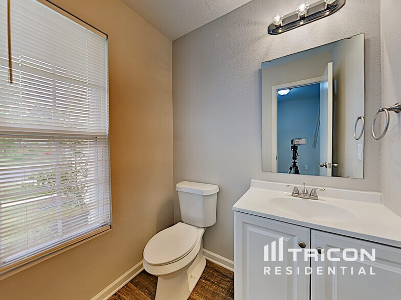 Building Photo - 908 Littleton Dr