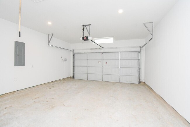 Building Photo - 611 Sand Branch Dr