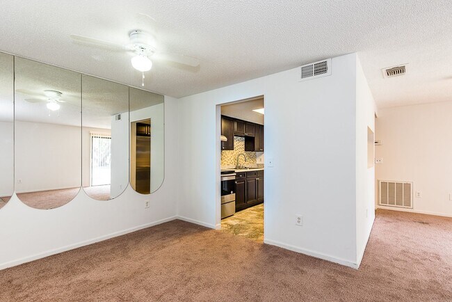 Building Photo - IDEAL CENTRAL LOCATION IN PORT CHARLOTTE
