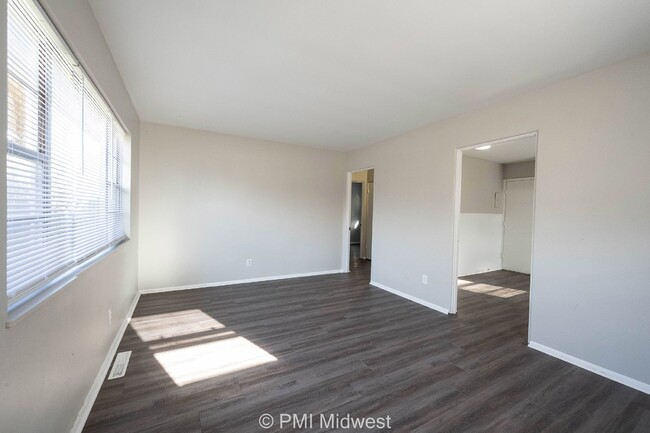 Building Photo - Charming 2-Bedroom Duplex in Indianapolis with Modern Amenities!