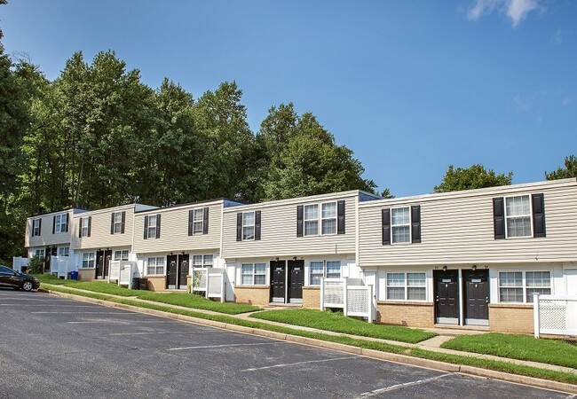 Building Photo - Move-in Ready Remodeled Townhome