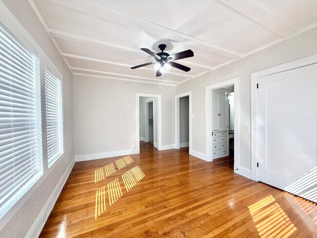 Building Photo - Adorable Downstairs Studio in Vintage 1920s Complex