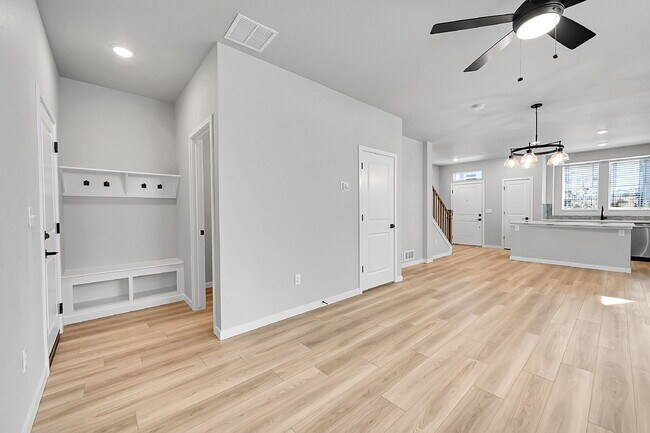 Building Photo - $2,495.00, 3 bed,2.5 bath located in Color...