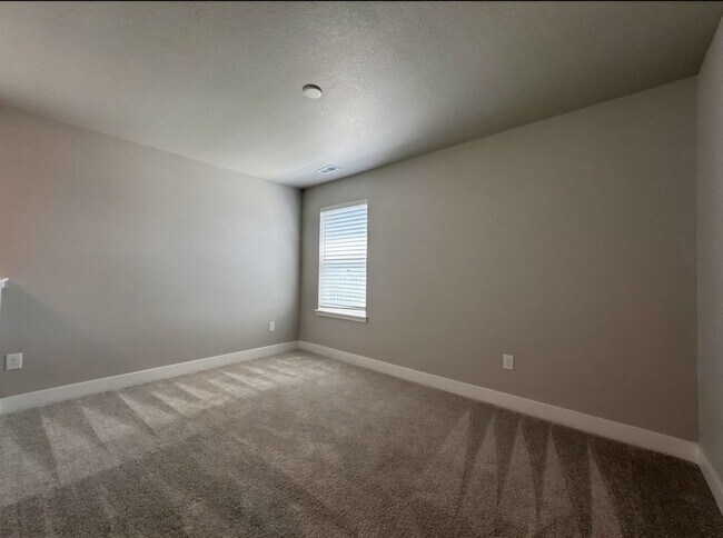 Building Photo - Spacious 3 bed 3 bath 2-story comfortable ...