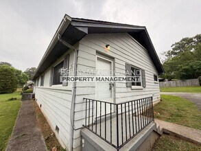 Building Photo - 3813 Woodlake Dr