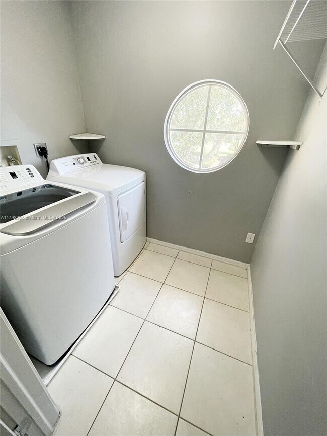 Building Photo - 285 River Bluff Ln