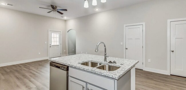 Building Photo - Don't Miss Out on this beautiful Duplex!