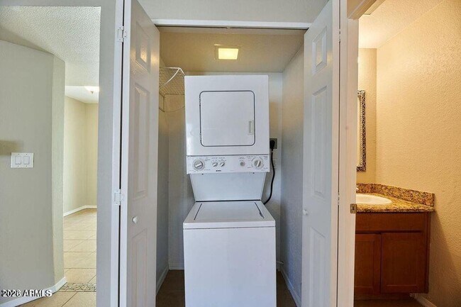 Building Photo - 1402 E Osborn Rd