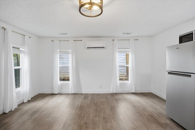 Building Photo - 4024 Collinwood Ave