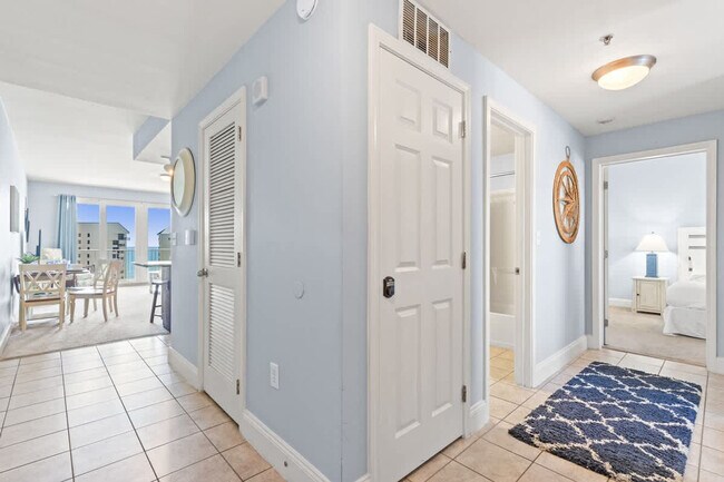 Building Photo - 9902 S Thomas Dr