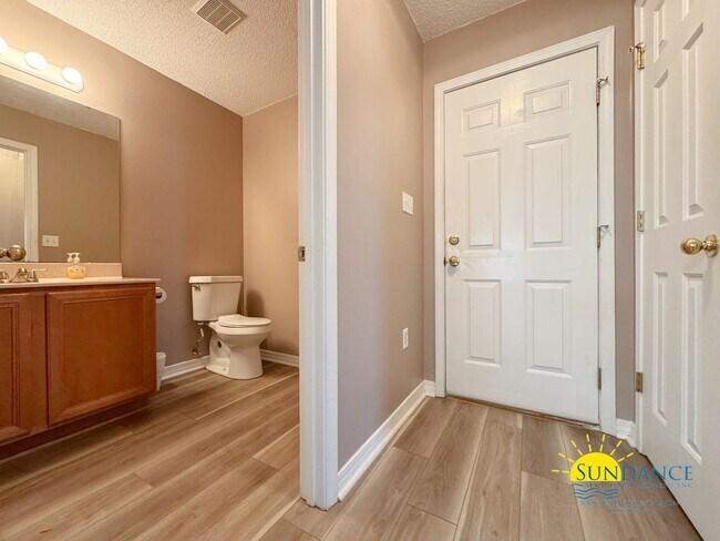Building Photo - Stylishly Updated 3BR Home Minutes from Destin Harbor & Henderson Beach!