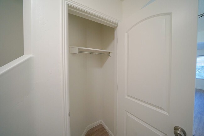 Building Photo - Remodeled 3 Bed / 2.5 Bath Townhome in Great Location