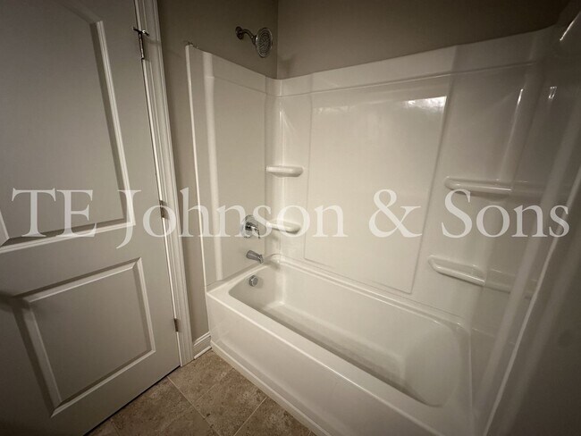 Building Photo - Stunning 3 Bedroom 2.5 Bath in Winston Salem