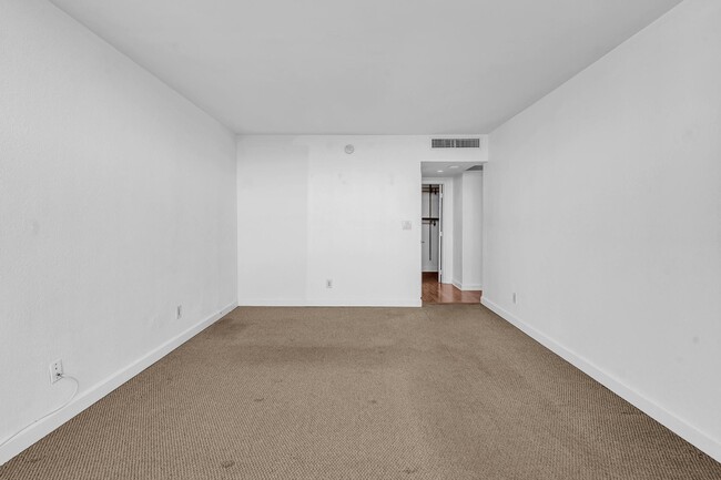 Building Photo - 5600 - 10J