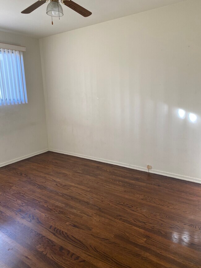 Building Photo - 3208 S Barrington Ave