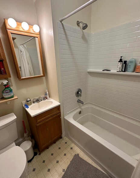 Building Photo - 217 S Mills St