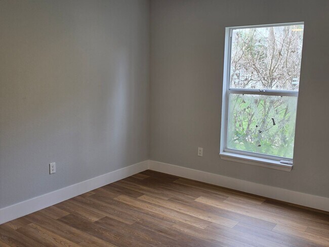 Building Photo - FOR RENT!! RECENTLY RENOVATED 2 BEDROOM 2 BATH CONDO (FIRST FLOOR)...