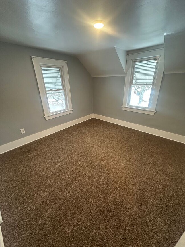 Building Photo - 4 Bed / 2 Bath Fully Updated Home on Corner Lot!